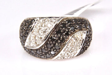 18k White Gold Black and White Diamond Ring 1.96 CTW 9.09 grams