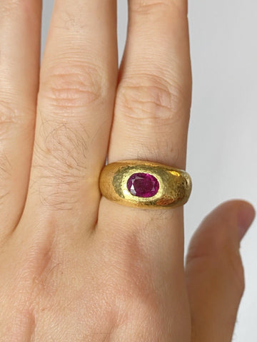 Vintage 1.85 ct Natural Ruby 18K Yellow Gold Men's Hammered Ring 12.8 grams
