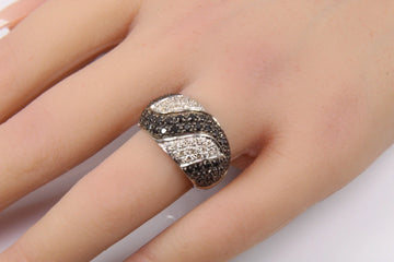 18k White Gold Black and White Diamond Ring 1.96 CTW 9.09 grams